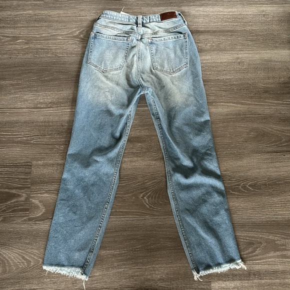 Hollister Ultra High-Rise Mom Jean - Picture 4 of 6